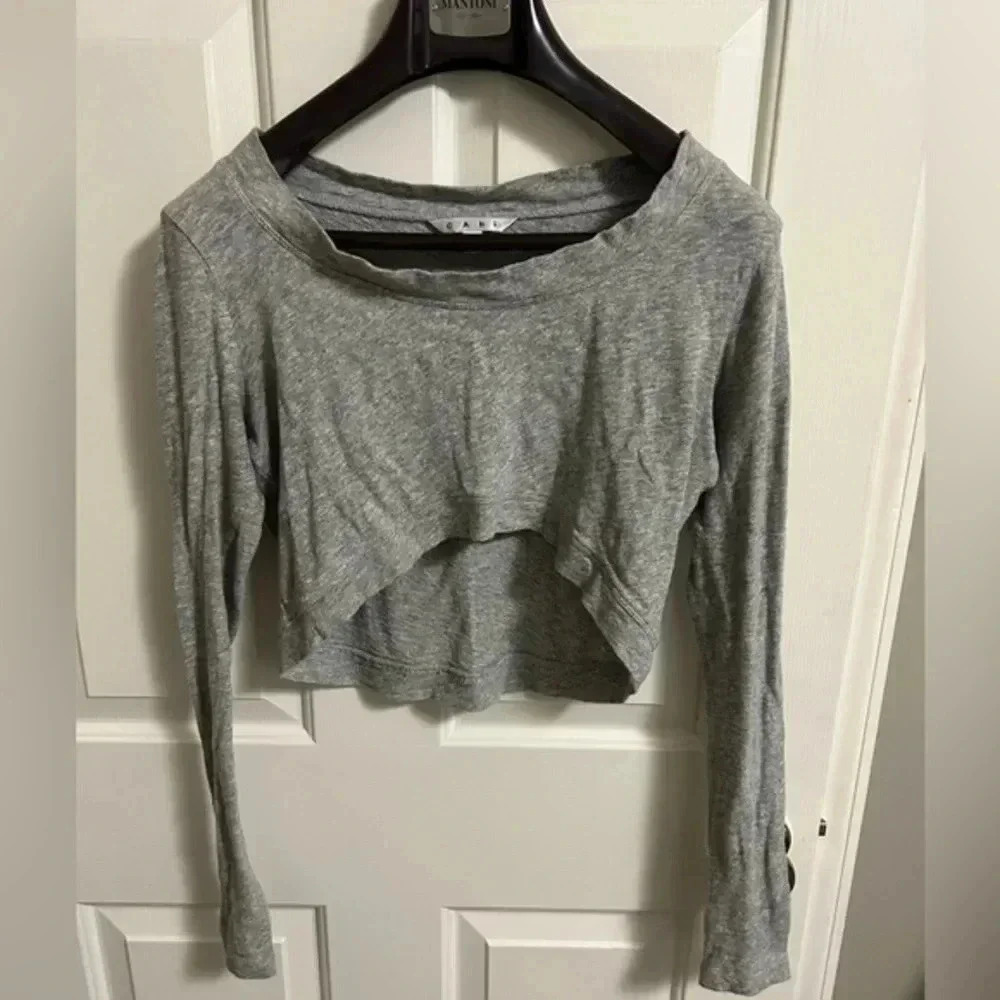 CAbi gray crop top long‎ sleeve thumb slots size small